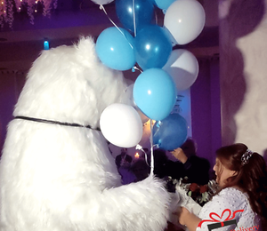 The White Polar Bear came to the wedding to deliver the gift to the bride and groom. Gift Delivery. Wedding gift. Polar bear surprise. White Polar Bear at the wedding.